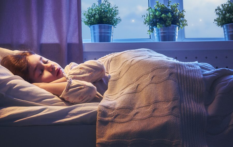 ベッドで眠る子ども