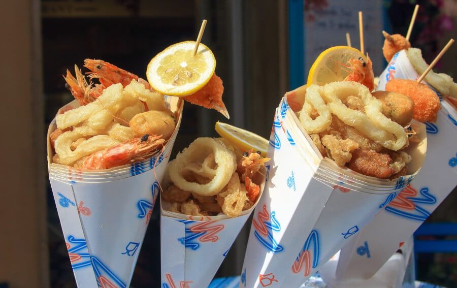 カップに入った揚げ物