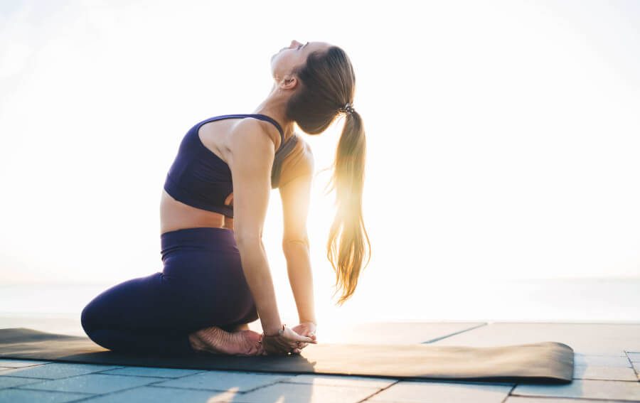 ストレッチをする女性